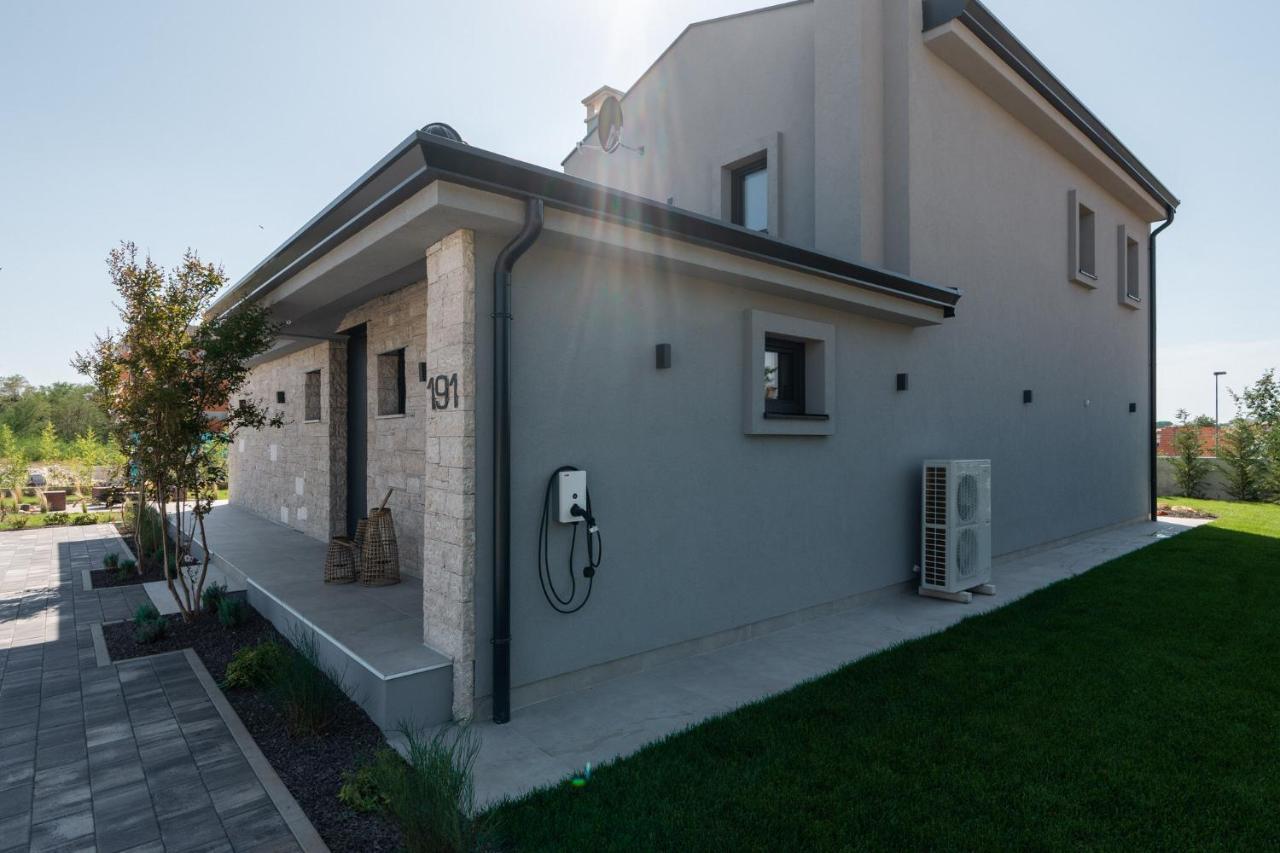 Villa Bewegte Berge Kastelir Bagian luar foto